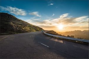 Bergstraße mit Kurve Richtung Sonne - Karen Hartig Köln