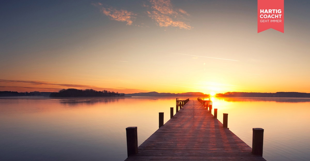 Stiller See mit Steg im Sonnenuntergang - Karen Hartig Coaching