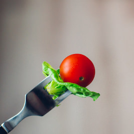 Eine auf der Gabel aufgespießte Cocktailtomate: interessiert bei Heißhunger niemanden