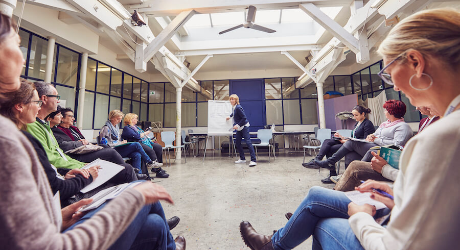 Karen Hartig beim Auftrittscoaching vor einer Gruppe