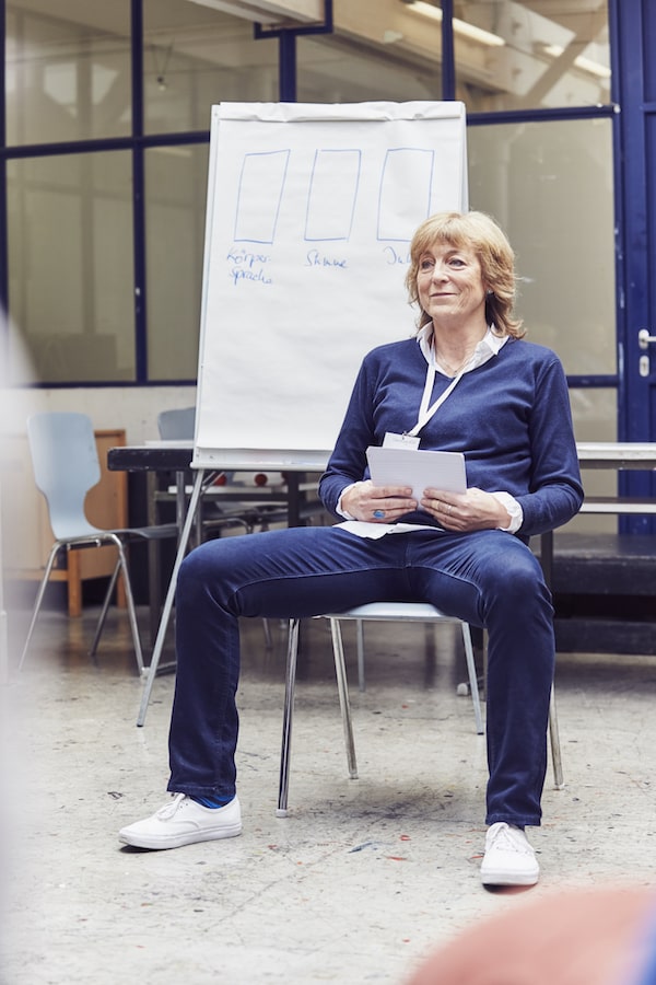 Breitbeinig sitzen - die männliche Variante, Karen Hartig zeigt es beim Auftrittscoaching