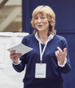 Gelassen präsentieren? Karen Hartig zeigt Ihnen, wie Sie das machen. Ob mit oder ohne Mikro, Karen Hartig zeigt Ihnen, wie Sie auf der Bühne oder einer Präsentation zeigen können, was Sie draufhaben
