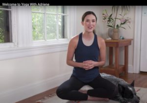 Adriene Mishler (Yoga with Adriene) mit ihrem Hund Benji