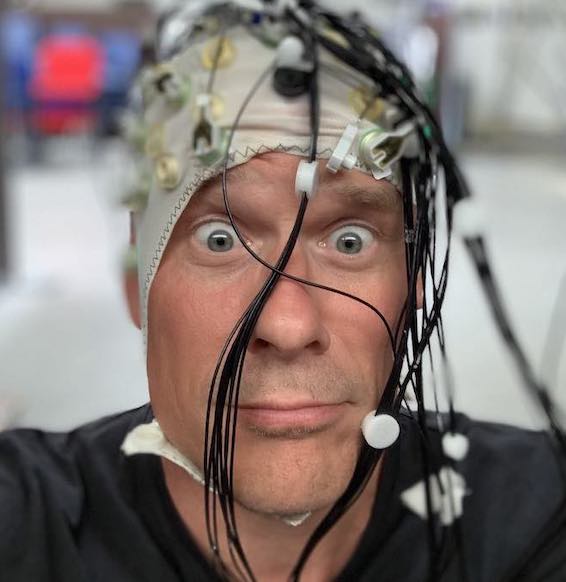 Kopf eines Wissenschaftlers mit Elektroden während einer Messung