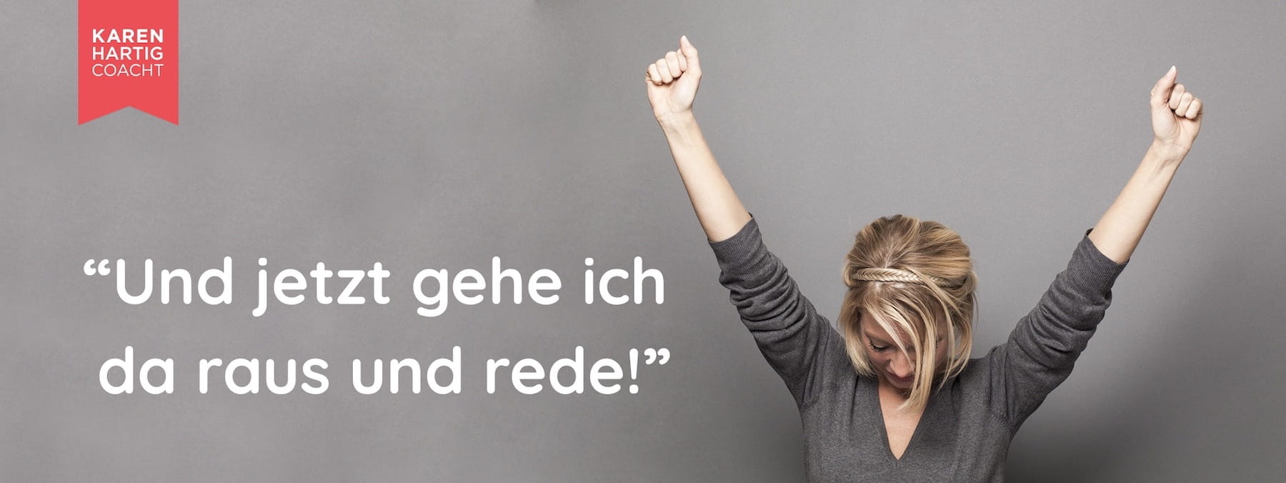 Eine Frau triumphiert mit erhobenen Armen. Auftrittscoaching bei Karen Hartig Köln